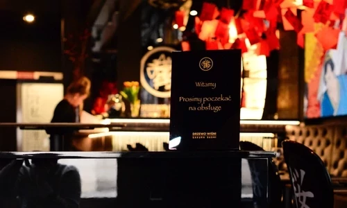 Biurko do oczekiwania na obsługę restauracji Drzewo Wiśni w Poznaniu